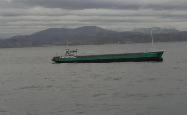 El buque embarrancado este miércoles cerca de Zumaia