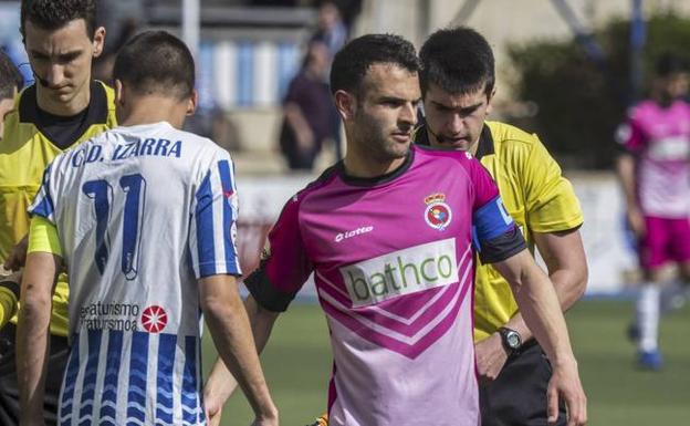 El gimnástico Hugo Vitienes, durante el partido ante el Izarra en Estella. 