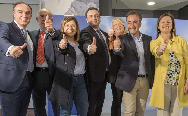 Javier Puente y Ana Madrazo, cada uno en una esquina de la foto, durante las pasadas elecciones generales.