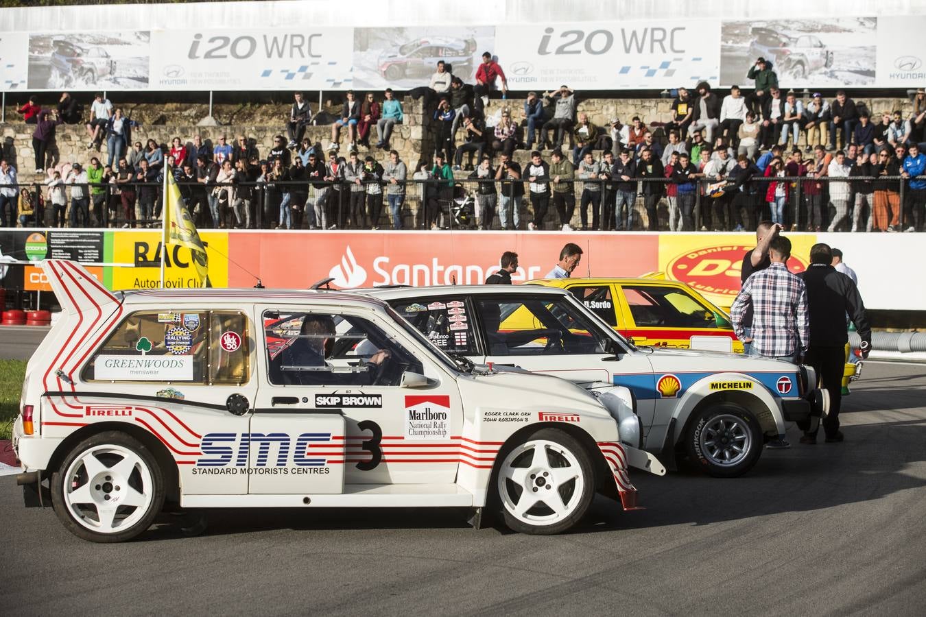 Un Metro, un Talbot y el BMW M3 con el que competirá Dani Sordo (amarillo).