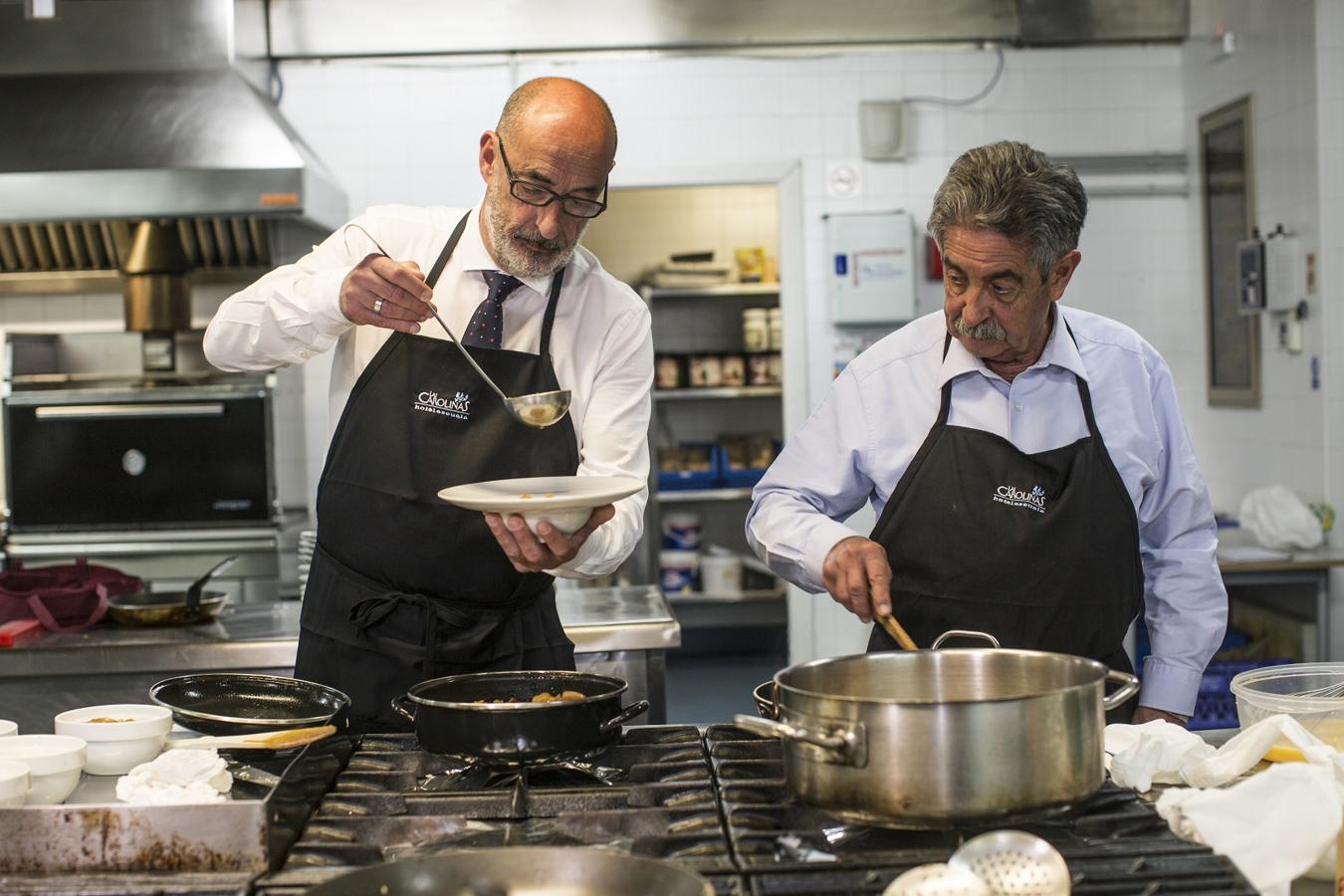 Miguel Ángel Revilla observa a Félix Álvarez servir sus patatas con cachón.