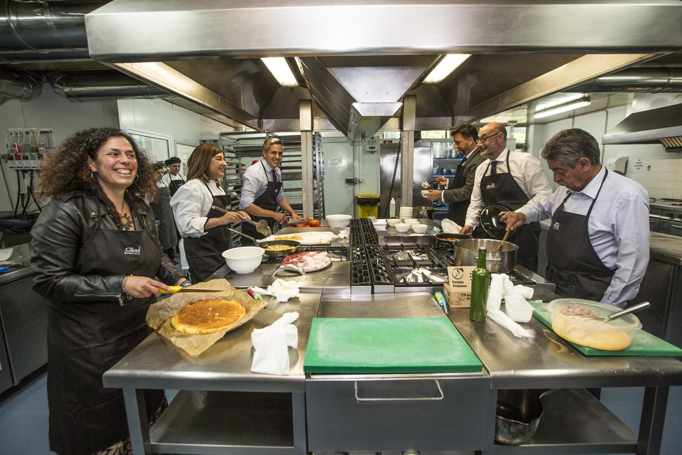 Los seis candidatos, en los fogones de la cocina de Las Carolinas.