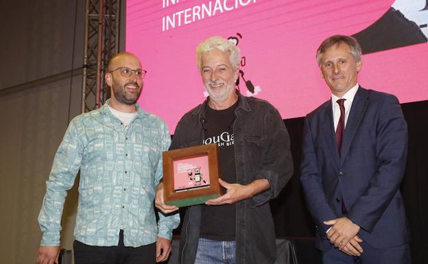 Kike Cacicedo y Andrew Dougall junto a Francisco Javier Ortiz, director de área de negocio de Caixabank en Cantabria.