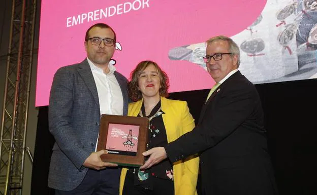 Borja Pérez y Marián Montero reciben el premio de manos de Fernando Mier, director de la Oficina de Calidad Alimentaria del Gobierno de Cantabria (Odeca).