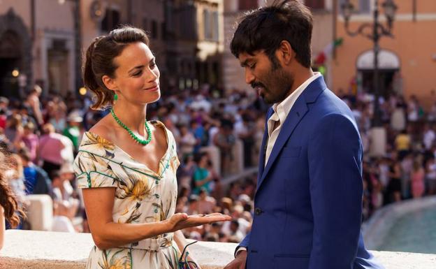 Bérénice Bejo y Dhanush en 'De la India a París en un armario de Ikea'.