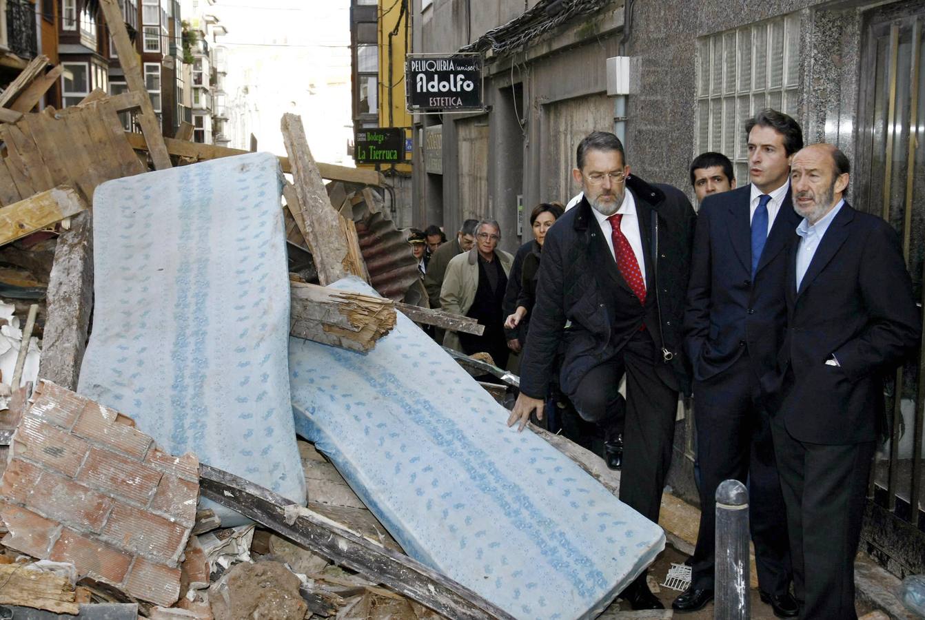 Alfredo Pérez Rubalcaba, cuando fue ministro del Interior, en una visita a Santander en 2007, a la Cuesta del Hospital, calle donde se derrumbó un edificio y costó la vida de varias personas.