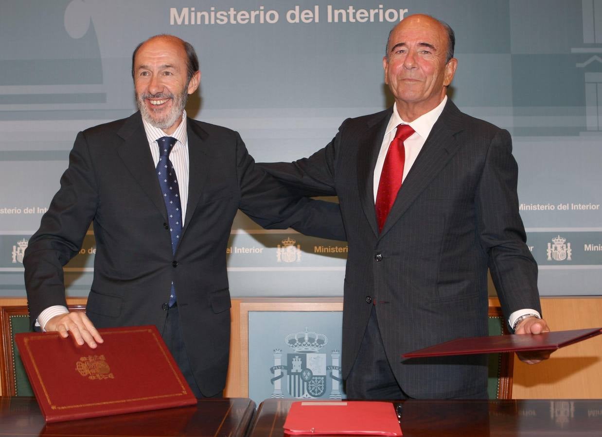 Alfredo Pérez, en su época como ministro del Interior, junto al banquero Emilio Botín.