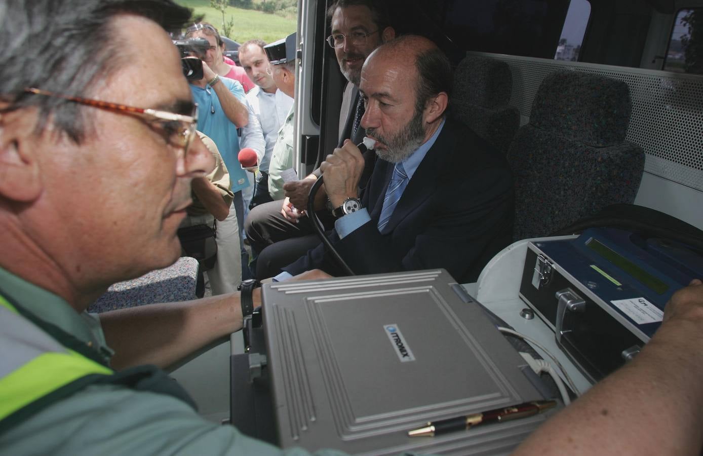 Rubalcaba en Gajano el día que se estrenó para toda España el novedoso carné por puntos, en julio de 2006.