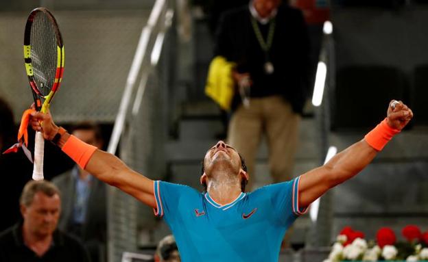 Rafa Nadal levanta los brazos tras la victoria.