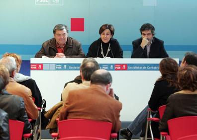 Imagen secundaria 1 - José Guerrero interveniendo en un comité regional en 2008; junto a Martín Berriolope y Lola Gorostiaga en 2007 y en una sesión parlamentaria en el año 2000 