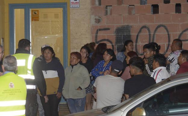 Agentes de la Guarcia Civil interrogan a vecinos y familiares de la víctima.