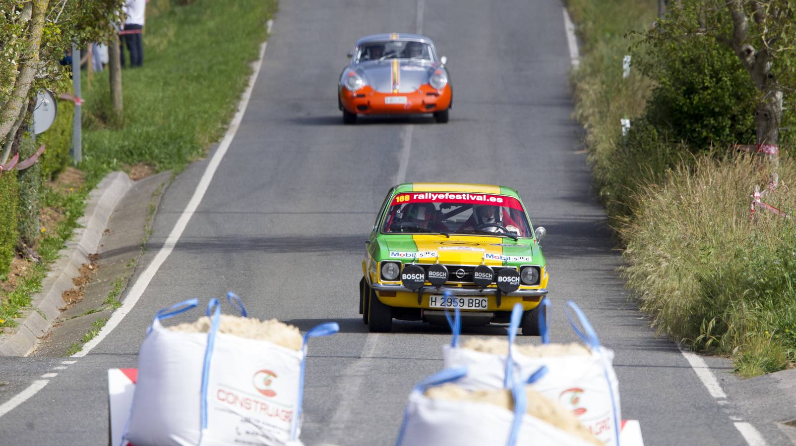 Un Opel Ascona (en primer término) llega antes que el Porsche, uno de los vehículos más antiguos de la prueba.