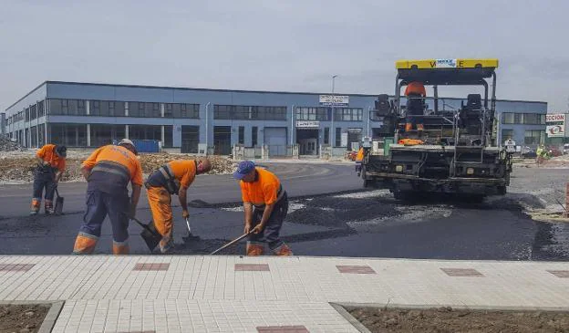 Los trabajos de construcción en Morero se centran ahora en el asfaltado de los viales y la colocación de aceras.