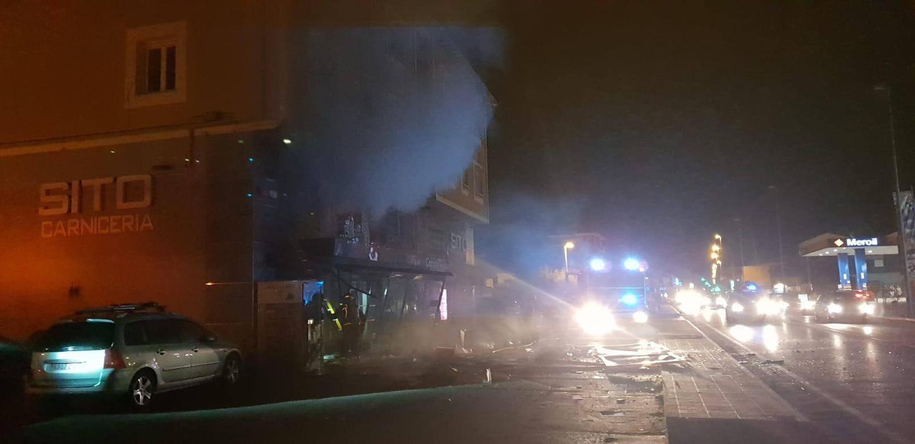 Un incendio ocurrido a la una de la madrugada ha ocasionado importantes daños en la carnicería Sito, situada frente a la gasolinera de Barreda (Torrelavega)