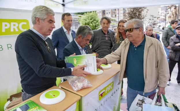 Fuentes-Pilla y Revilla saludan a los vecinos de Tetuán.