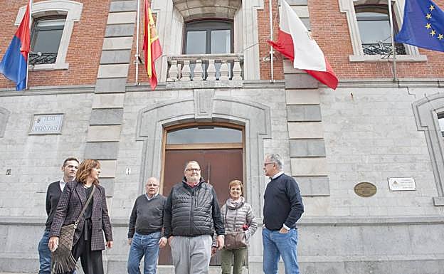 Banderas a media asta en Medio Cudeyo.