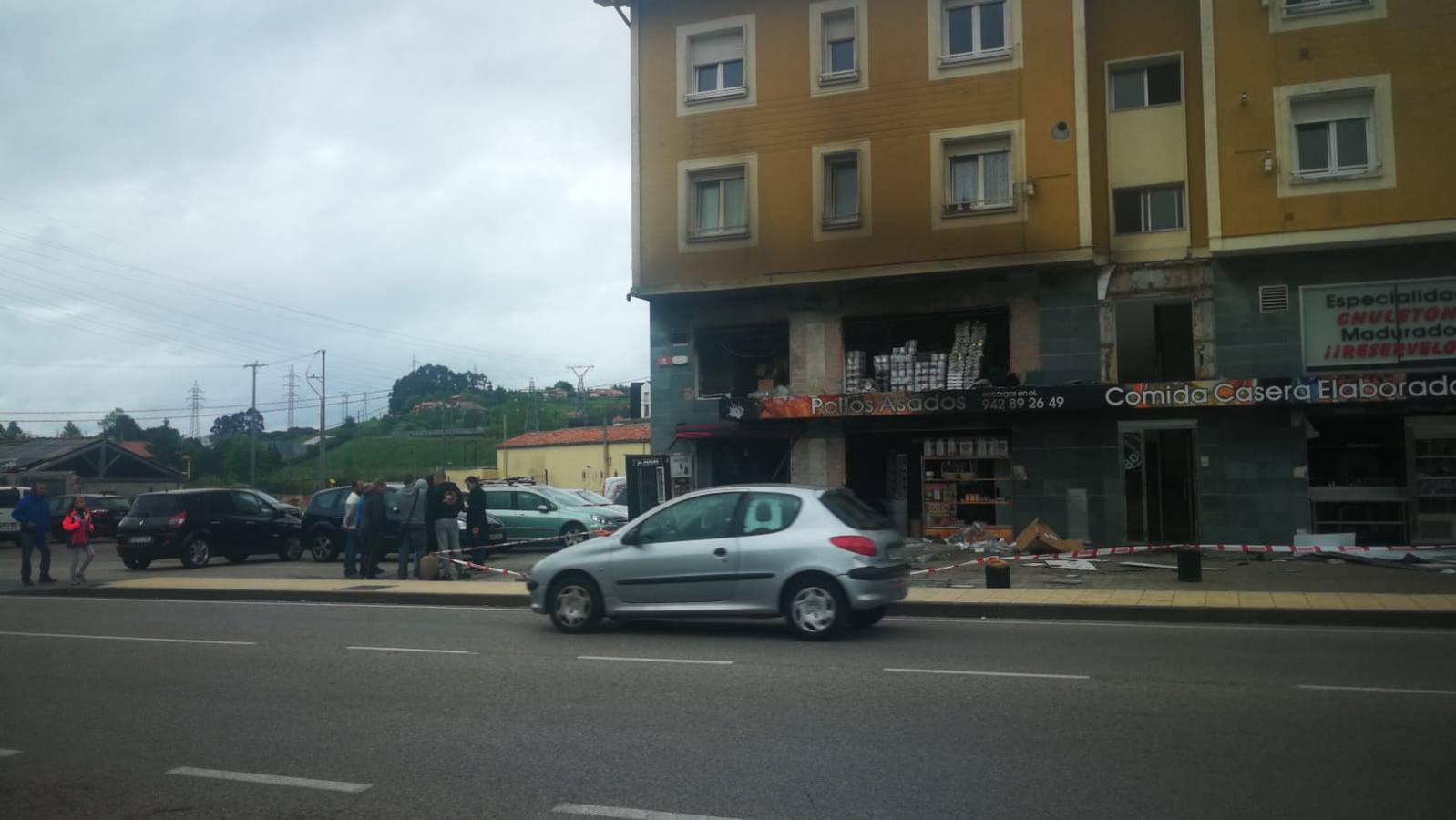 Un incendio ocurrido a la una de la madrugada ha ocasionado importantes daños en la carnicería Sito, situada frente a la gasolinera de Barreda (Torrelavega)