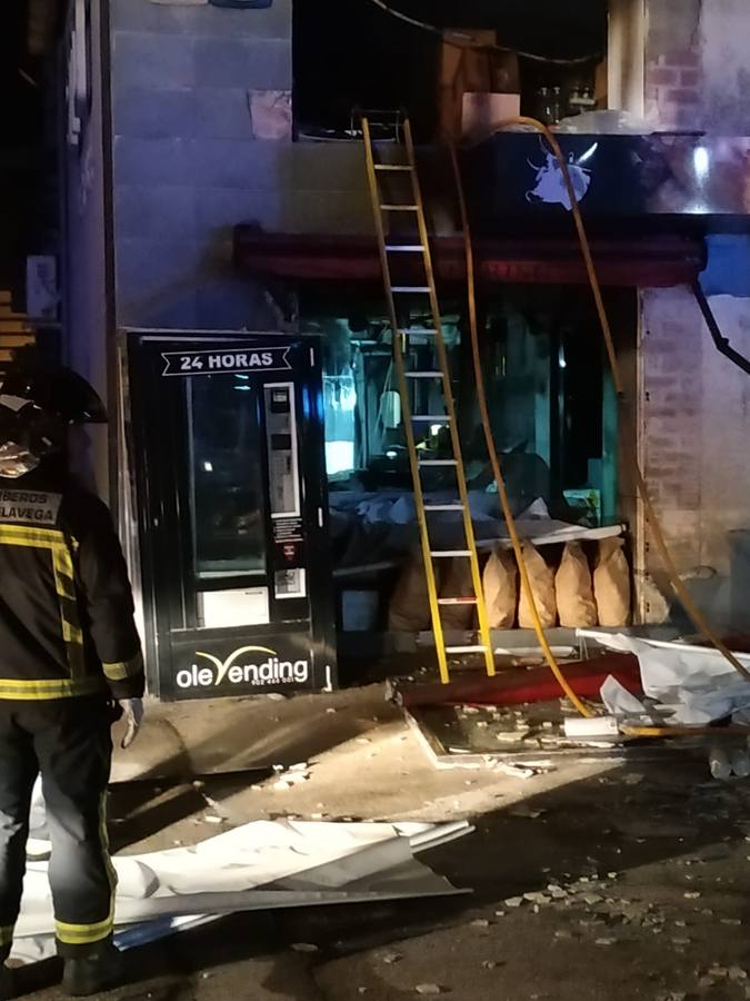 Un incendio ocurrido a la una de la madrugada ha ocasionado importantes daños en la carnicería Sito, situada frente a la gasolinera de Barreda (Torrelavega)