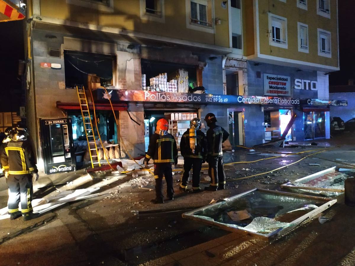 Un incendio ocurrido a la una de la madrugada ha ocasionado importantes daños en la carnicería Sito, situada frente a la gasolinera de Barreda (Torrelavega)
