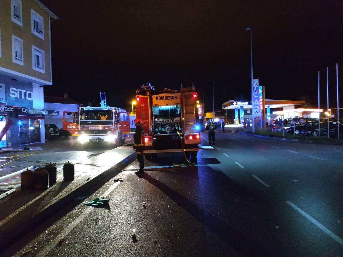 Un incendio ocurrido a la una de la madrugada ha ocasionado importantes daños en la carnicería Sito, situada frente a la gasolinera de Barreda (Torrelavega)