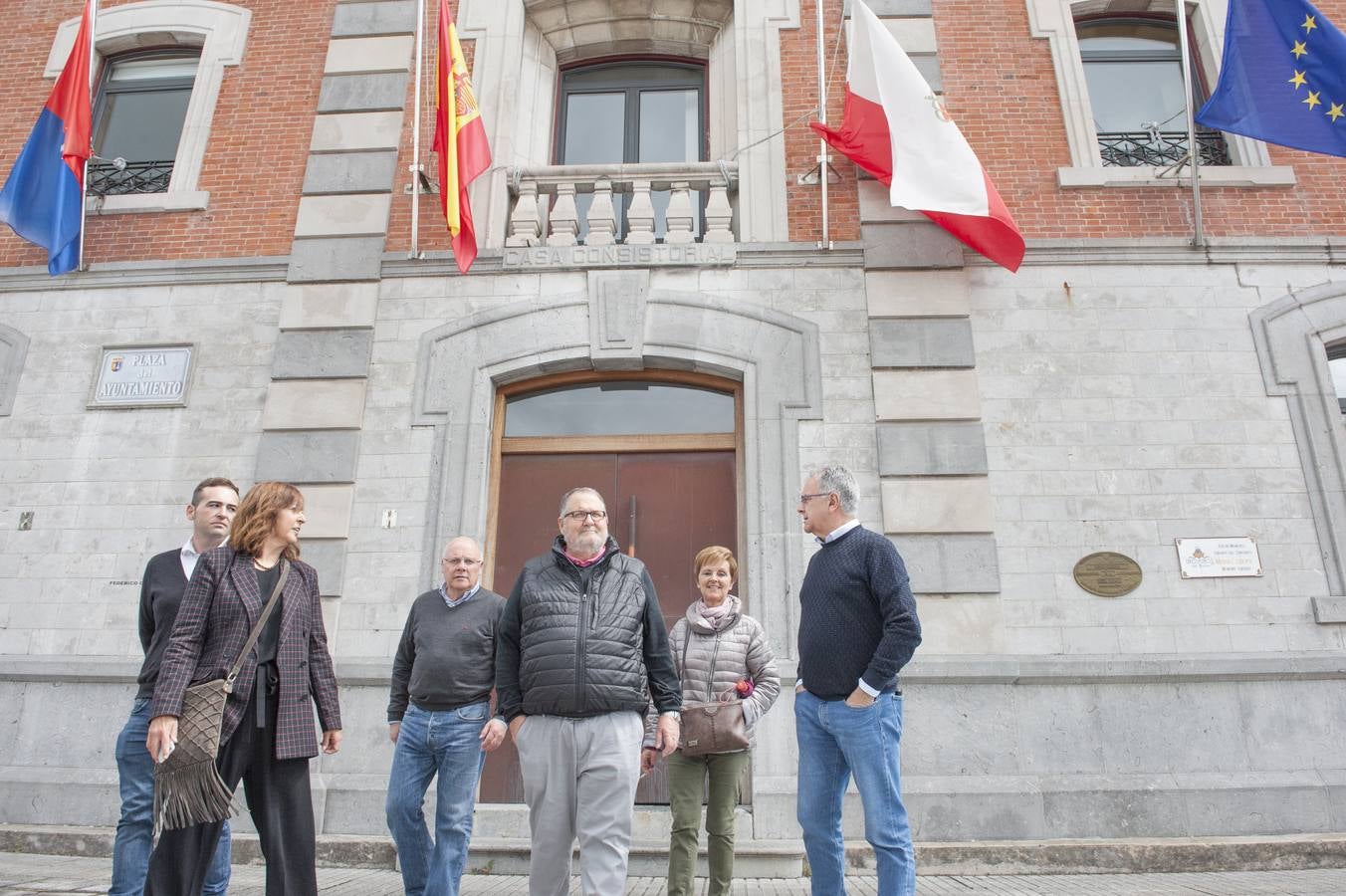 Banderas a media asta y tres días de luto oficial en honor de Alfredo Pérez Rubalcaba, ilustre vecino de Medio Cudeyo, donde una calle lleva su nombre y el Ayuntamiento busca otras actuaciones para honrar su memoria