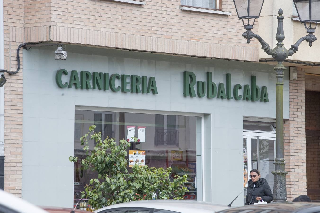 Banderas a media asta y tres días de luto oficial en honor de Alfredo Pérez Rubalcaba, ilustre vecino de Medio Cudeyo, donde una calle lleva su nombre y el Ayuntamiento busca otras actuaciones para honrar su memoria