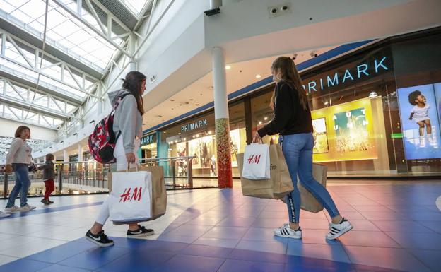 Compras en un centro comercial.