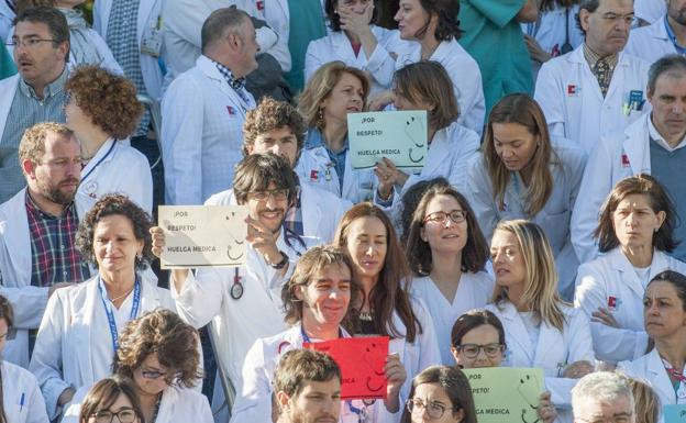 Médicos protestas a las pueertas de Valdecilla.