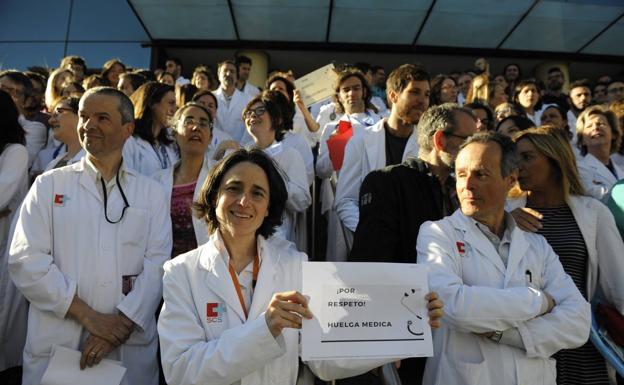 Concentración de médicos en Valdecilla esta mañana. 