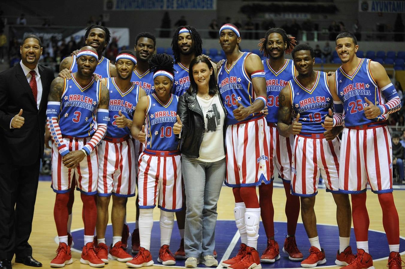 Los Harlem Globetrotters, un equipo que nació allá por 1926 en Illinois llegó este ounes a Santander, dentro de su gira 'Fan Powered World Tour', con un show dedicado a sus seguidores y que ha combinado buen basket, malabares, humor y sobre todo ha tenido al público como protagonista. Este lunes los míticos Globetrotters han estado en el Palacio de los Deportes, donde han sido recibidos por la alcaldesa santanderina, Gema Igual y por cientos de entregados seguidores, que han disfrutado de su espectáculo y de su partido ante los Washington Generals, a los que, como es habitual, han ganado 