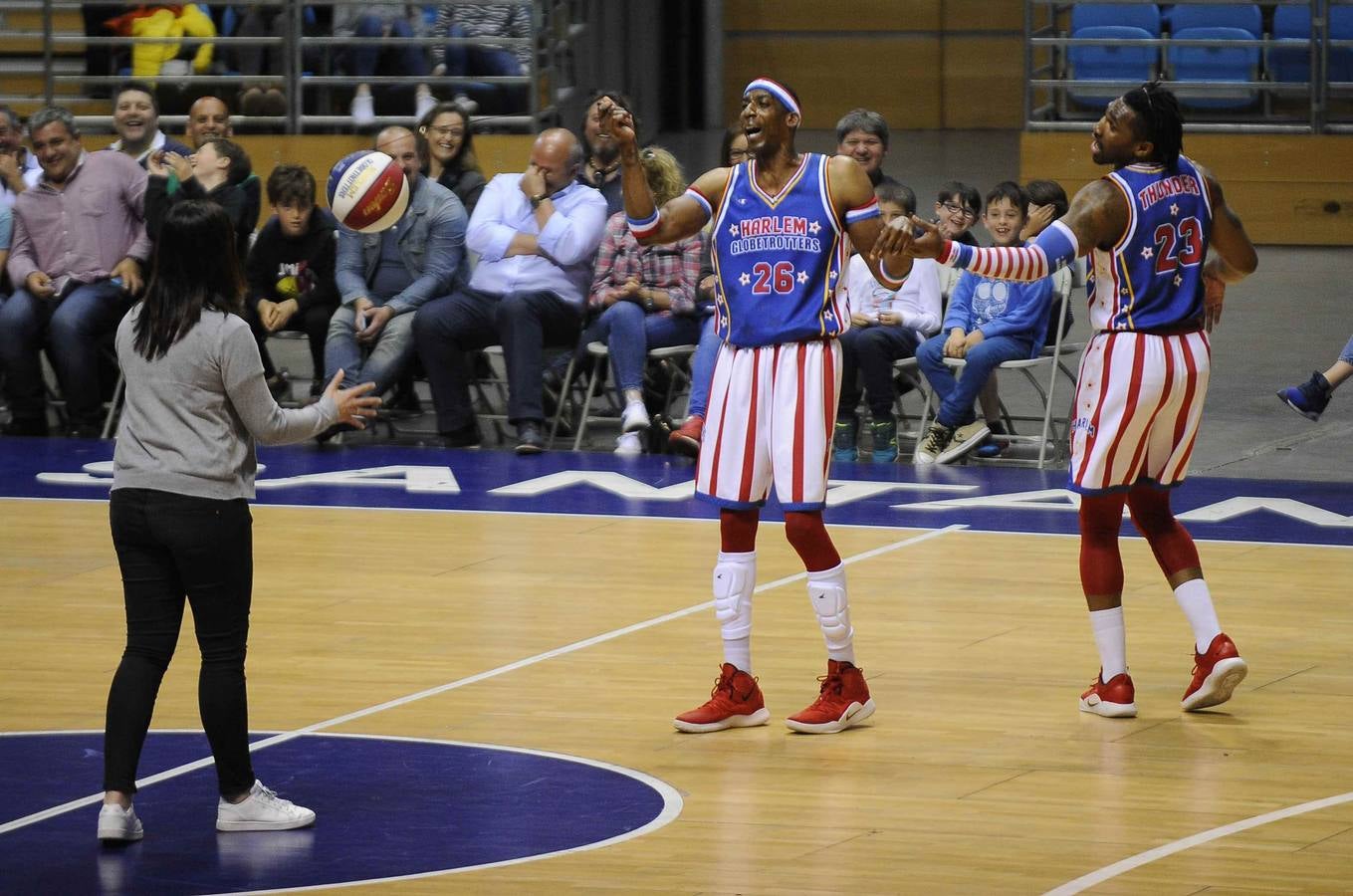 Los Harlem Globetrotters, un equipo que nació allá por 1926 en Illinois llegó este ounes a Santander, dentro de su gira 'Fan Powered World Tour', con un show dedicado a sus seguidores y que ha combinado buen basket, malabares, humor y sobre todo ha tenido al público como protagonista. Este lunes los míticos Globetrotters han estado en el Palacio de los Deportes, donde han sido recibidos por la alcaldesa santanderina, Gema Igual y por cientos de entregados seguidores, que han disfrutado de su espectáculo y de su partido ante los Washington Generals, a los que, como es habitual, han ganado 