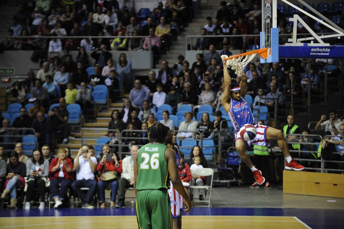 Los Harlem Globetrotters, un equipo que nació allá por 1926 en Illinois llegó este ounes a Santander, dentro de su gira 'Fan Powered World Tour', con un show dedicado a sus seguidores y que ha combinado buen basket, malabares, humor y sobre todo ha tenido al público como protagonista. Este lunes los míticos Globetrotters han estado en el Palacio de los Deportes, donde han sido recibidos por la alcaldesa santanderina, Gema Igual y por cientos de entregados seguidores, que han disfrutado de su espectáculo y de su partido ante los Washington Generals, a los que, como es habitual, han ganado 