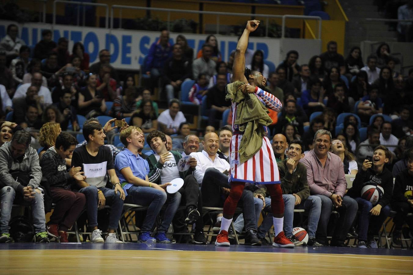 Los Harlem Globetrotters, un equipo que nació allá por 1926 en Illinois llegó este ounes a Santander, dentro de su gira 'Fan Powered World Tour', con un show dedicado a sus seguidores y que ha combinado buen basket, malabares, humor y sobre todo ha tenido al público como protagonista. Este lunes los míticos Globetrotters han estado en el Palacio de los Deportes, donde han sido recibidos por la alcaldesa santanderina, Gema Igual y por cientos de entregados seguidores, que han disfrutado de su espectáculo y de su partido ante los Washington Generals, a los que, como es habitual, han ganado 