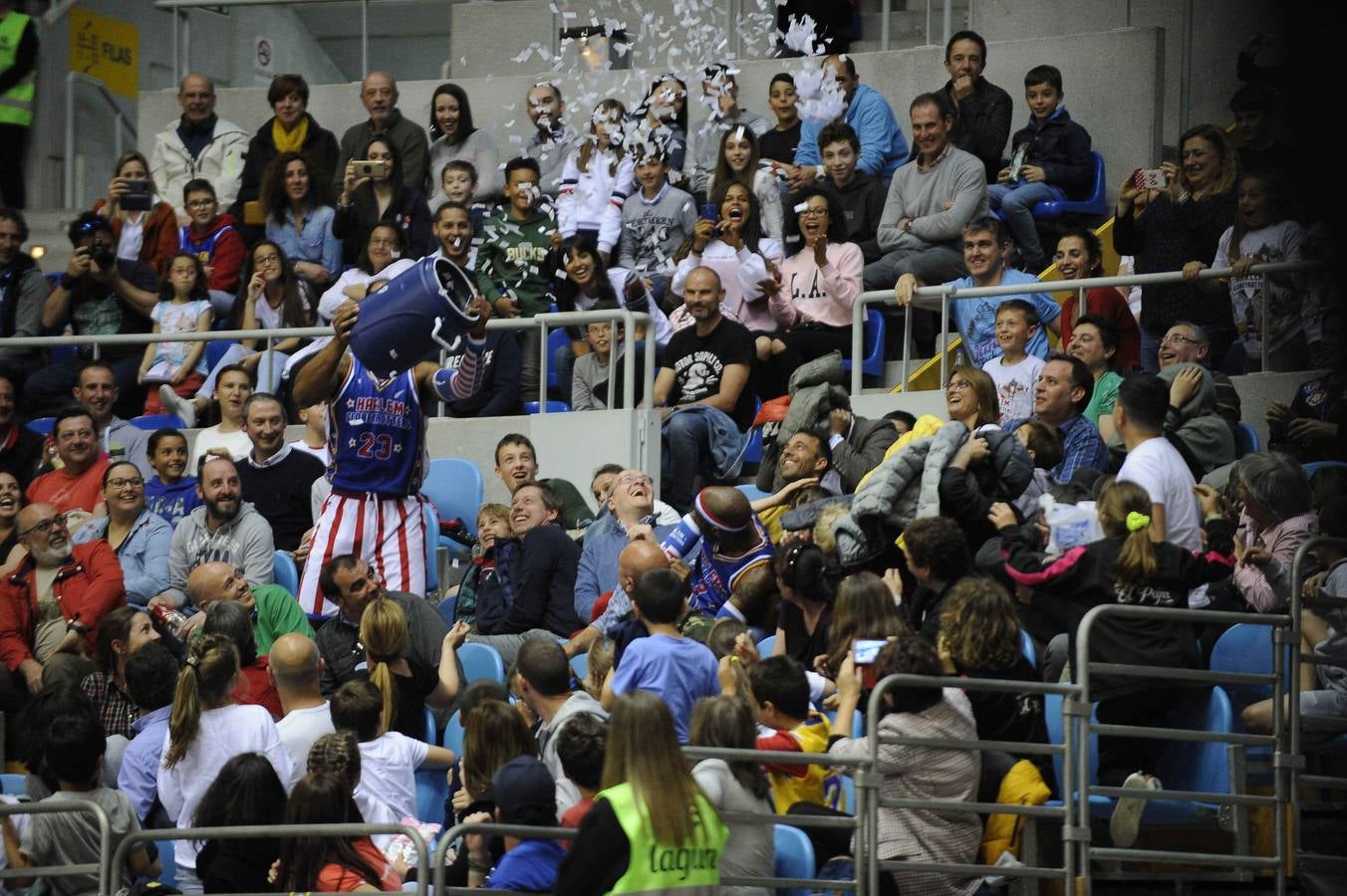 Los Harlem Globetrotters, un equipo que nació allá por 1926 en Illinois llegó este ounes a Santander, dentro de su gira 'Fan Powered World Tour', con un show dedicado a sus seguidores y que ha combinado buen basket, malabares, humor y sobre todo ha tenido al público como protagonista. Este lunes los míticos Globetrotters han estado en el Palacio de los Deportes, donde han sido recibidos por la alcaldesa santanderina, Gema Igual y por cientos de entregados seguidores, que han disfrutado de su espectáculo y de su partido ante los Washington Generals, a los que, como es habitual, han ganado 