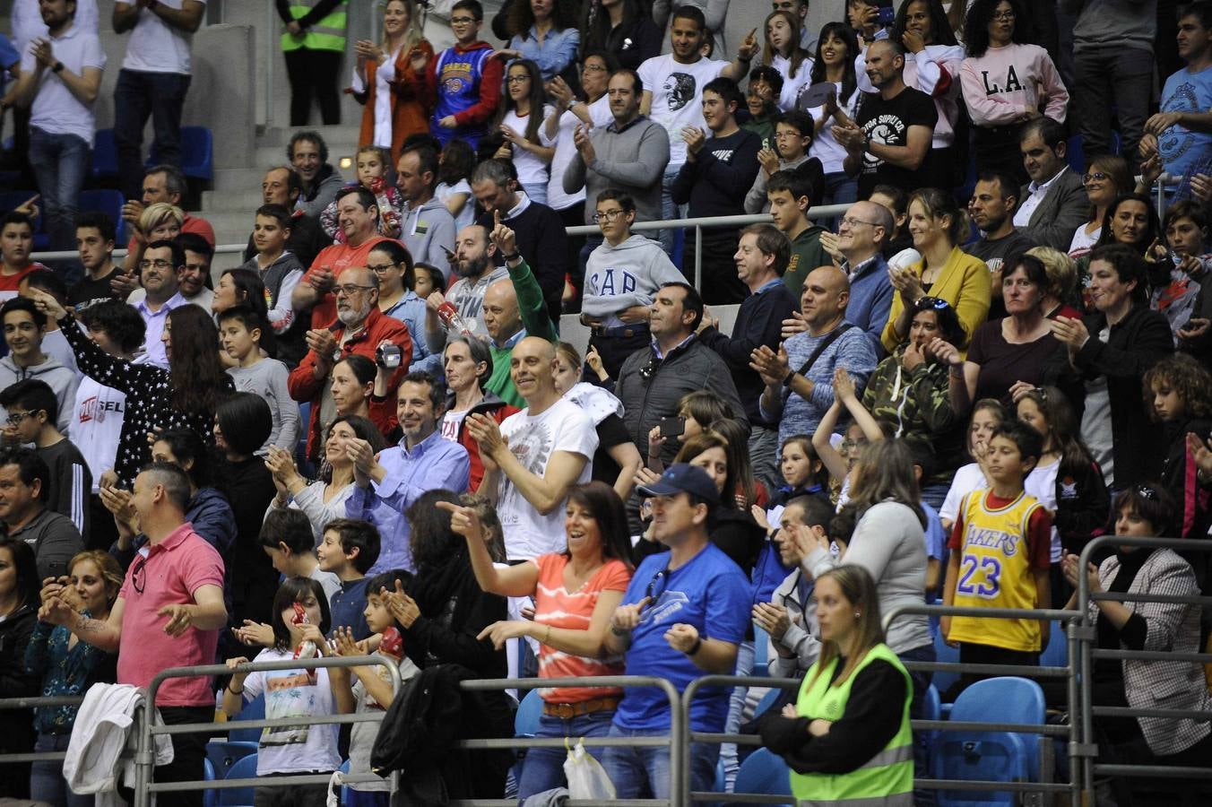 Los Harlem Globetrotters, un equipo que nació allá por 1926 en Illinois llegó este ounes a Santander, dentro de su gira 'Fan Powered World Tour', con un show dedicado a sus seguidores y que ha combinado buen basket, malabares, humor y sobre todo ha tenido al público como protagonista. Este lunes los míticos Globetrotters han estado en el Palacio de los Deportes, donde han sido recibidos por la alcaldesa santanderina, Gema Igual y por cientos de entregados seguidores, que han disfrutado de su espectáculo y de su partido ante los Washington Generals, a los que, como es habitual, han ganado 