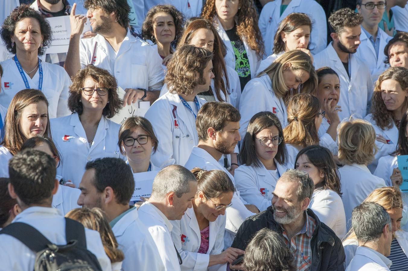 Fotos: Masivo seguimiento de la huelga de médicos en Cantabria