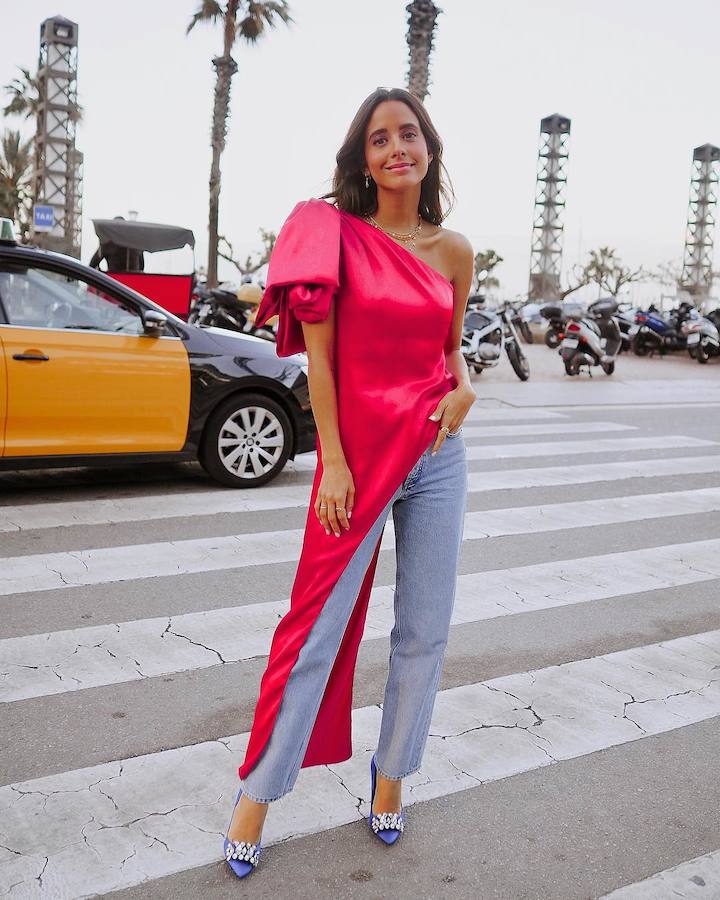 La 'influencer' María Fernández-Rubíes desafía las normas y crea el perfecto look de invitada con un pantalón 'denim' y una blusa asimétrica