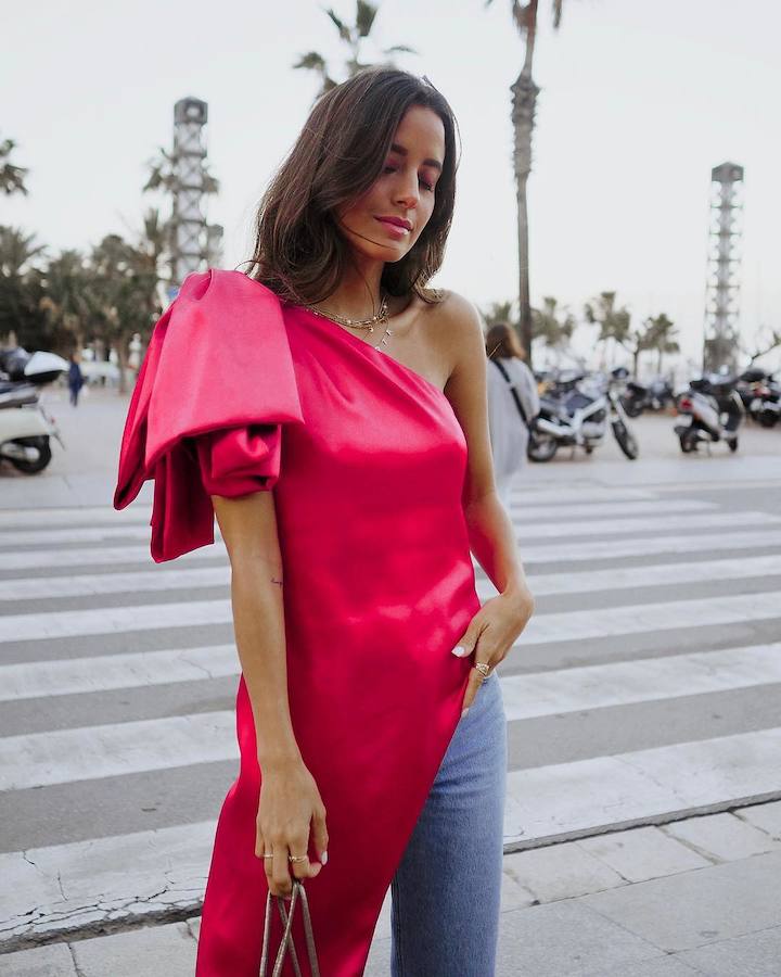 La 'influencer' María Fernández-Rubíes desafía las normas y crea el perfecto look de invitada con un pantalón 'denim' y una blusa asimétrica