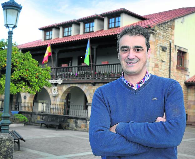 Enrique Bretones, ante el ayuntamiento de Alfoz de Lloredo.