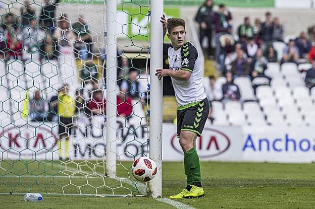 Berto Cayarga, junto al palo de la portería norte de los Campos de Sport, en el partido frente al Amorebieta.