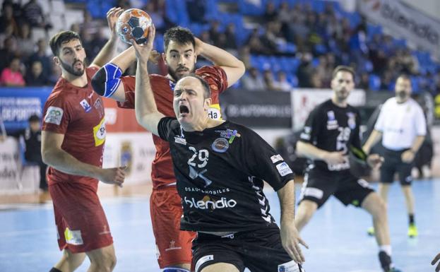 Herrero Lon, en pleno esfuerzo, en un tiro a portería en el partido ante el Huesca disputado en febrero en La Albericia.