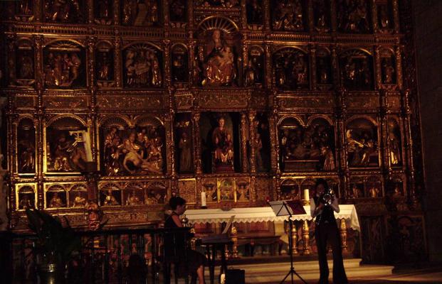 Imagen. El elemento principal del núcleo urbano de La Puebla de Arganzón es la Iglesia de Nuestra Señora de La Asunción, declarada Bien de Interés Cultural 1991 con la categoría de Monumento. En su interior podemos ver un grandioso retablo plateresco del siglo XVI, fechado en torno a 1535 y atribuido a la escuela castellana.