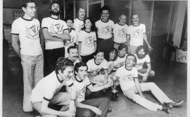 Con sus compañeros de redacción a finales en los años 70 con camisetas de la Vuelta a España.