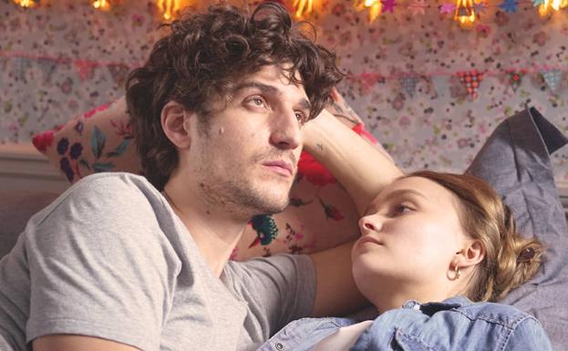 Louis Garrel y Lily-Rose Depp en 'Un hombre fiel'.