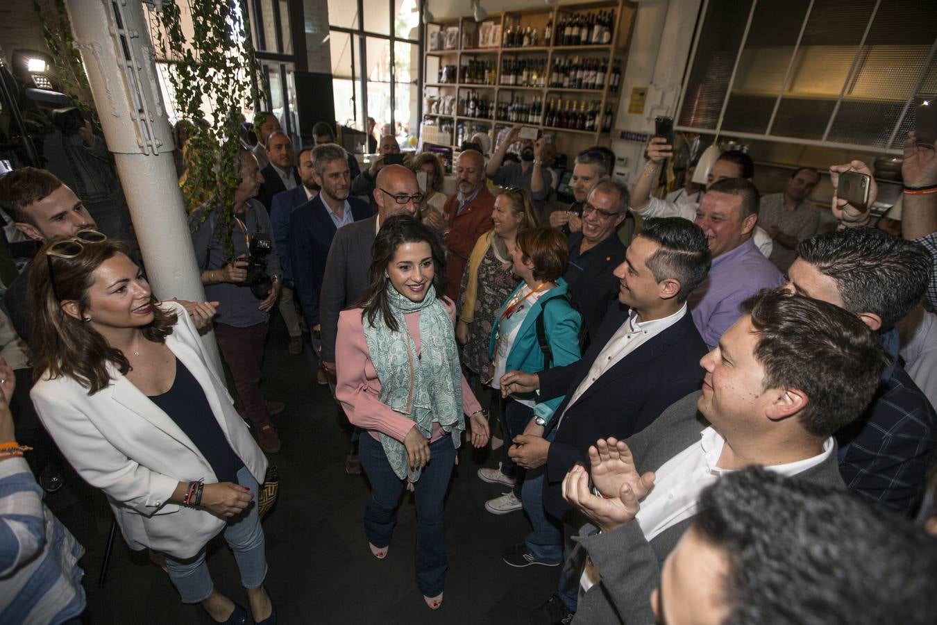 La líder de Ciudadanos entra en un restaurante de la zona marítima de la ciudad