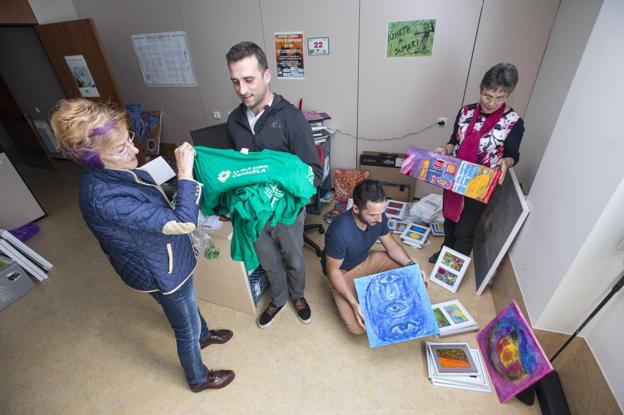 El presidente de la asociación, Fernando Martín, y sus colaboradores trabajan en su sede de la calle Cardenal Herrera Oria. 