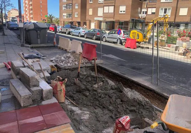 Obras de un nuevo paso de peatones en la calle Fernando de los Ríos, número 52