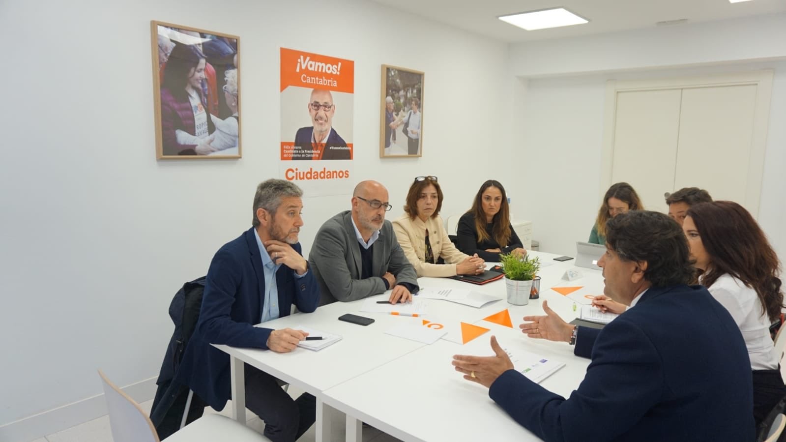 Ceruti (izquierda) y Álvarez (a su lado), reunidos con los profesionales del sector de la Dependencia.