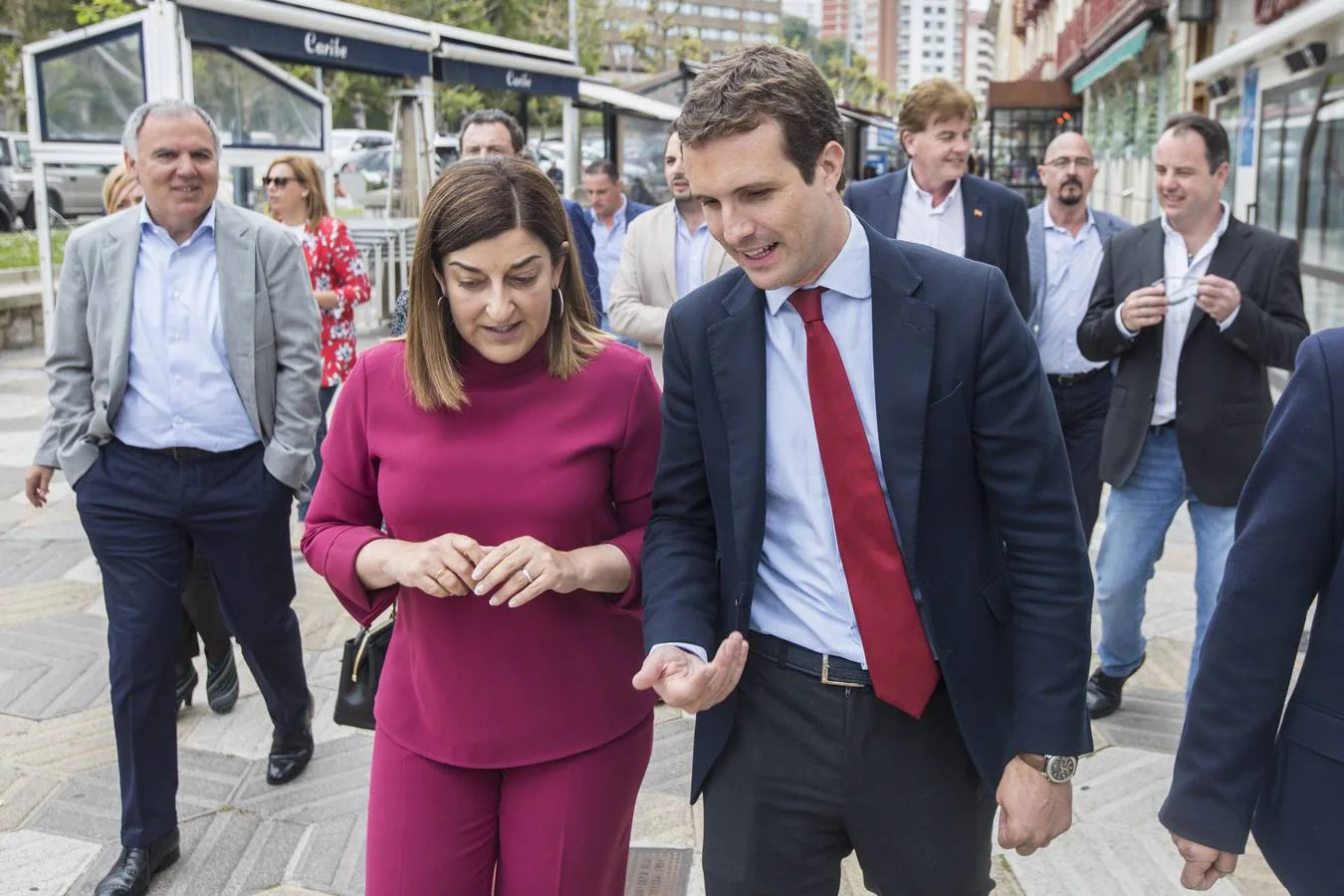 El líder del PP y la candidata a la Presidencia de Cantabria han caminado desde la sede del partido hasta el Casino