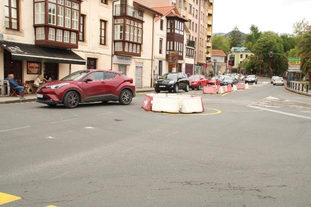 La disposición y tamaño de la glorieta ya se aprecia con pintura en el asfalto.